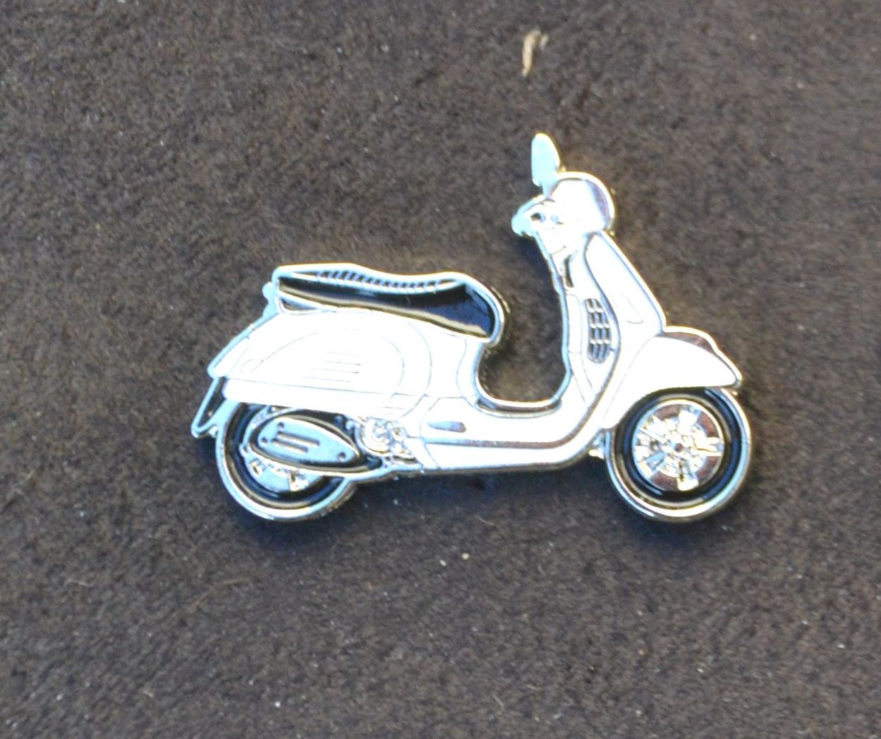 Vespa GTS Scooter Pin  Weiss Vespa GTS Scooter Pin  Weiss