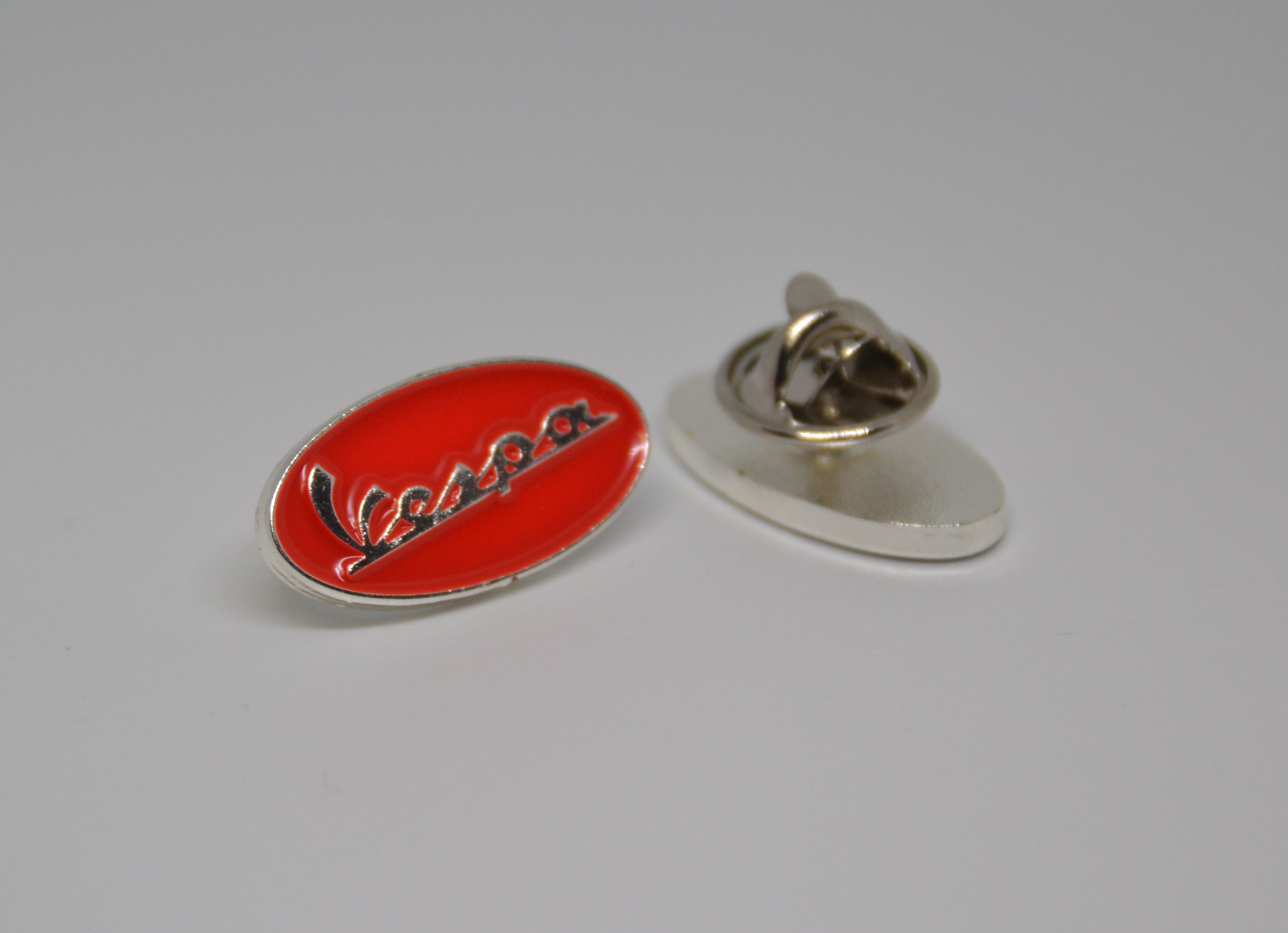 Vespa Classic Pin Oval Rot