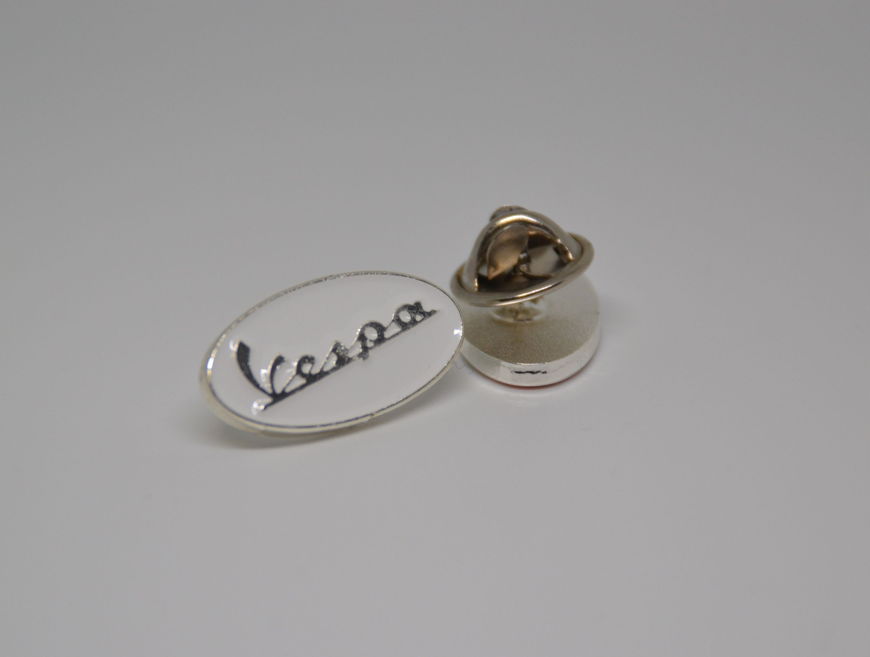 Vespa Classic Pin Oval Weiss