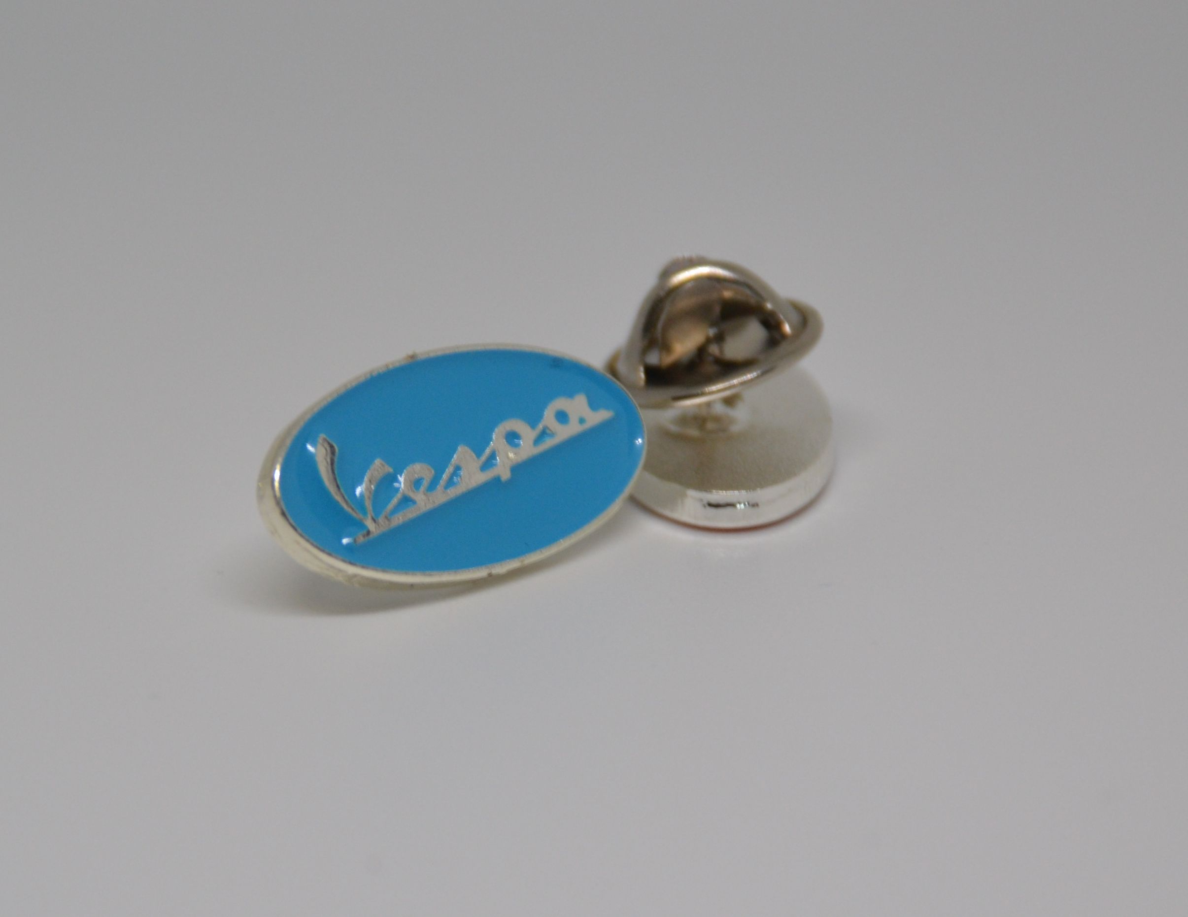 Vespa Classic Pin Oval Hellblau