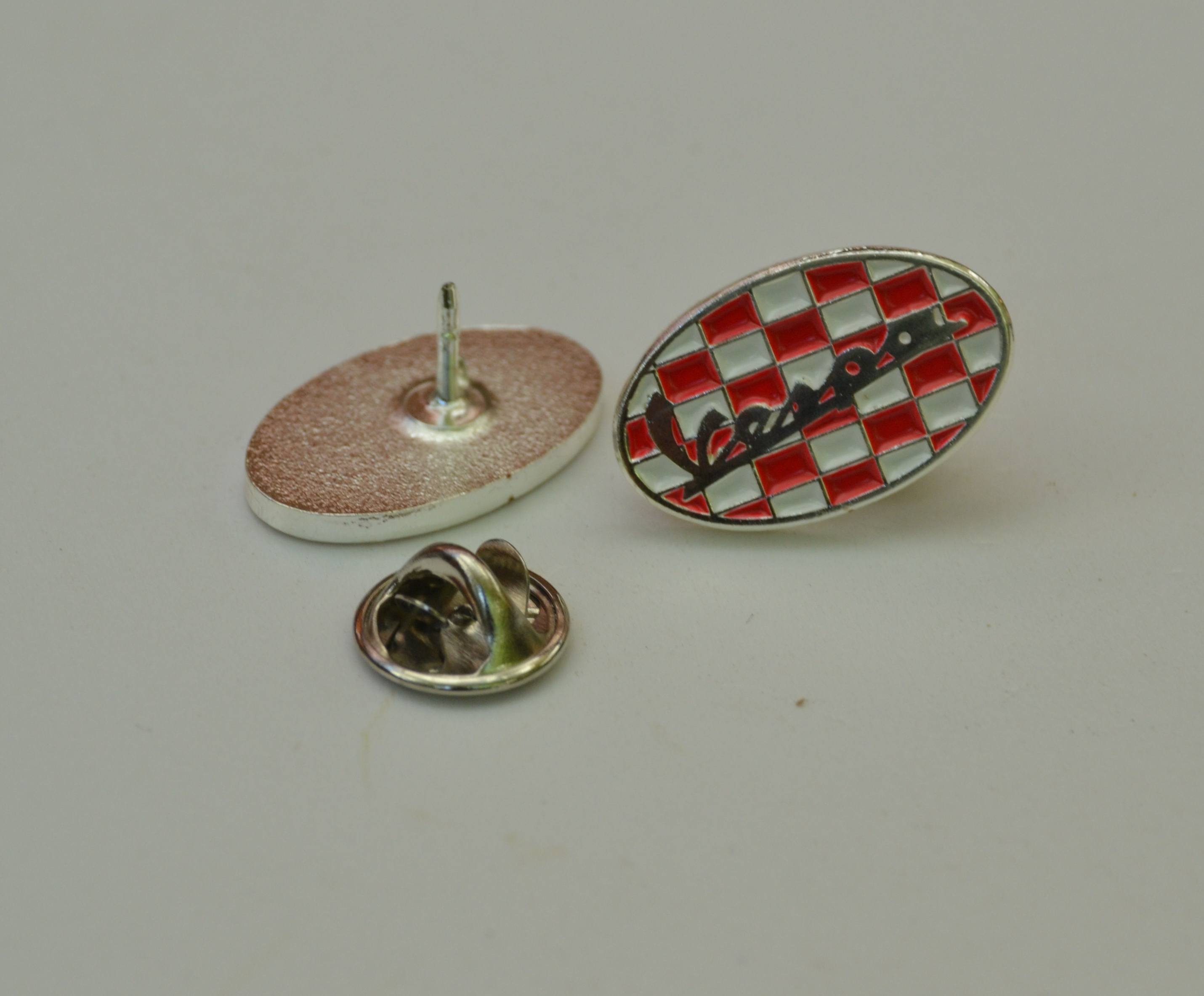 Vespa Classic Pin Oval Karo Rot/Weiss Vespa Classic Pin Oval Karo Rot/Weiss