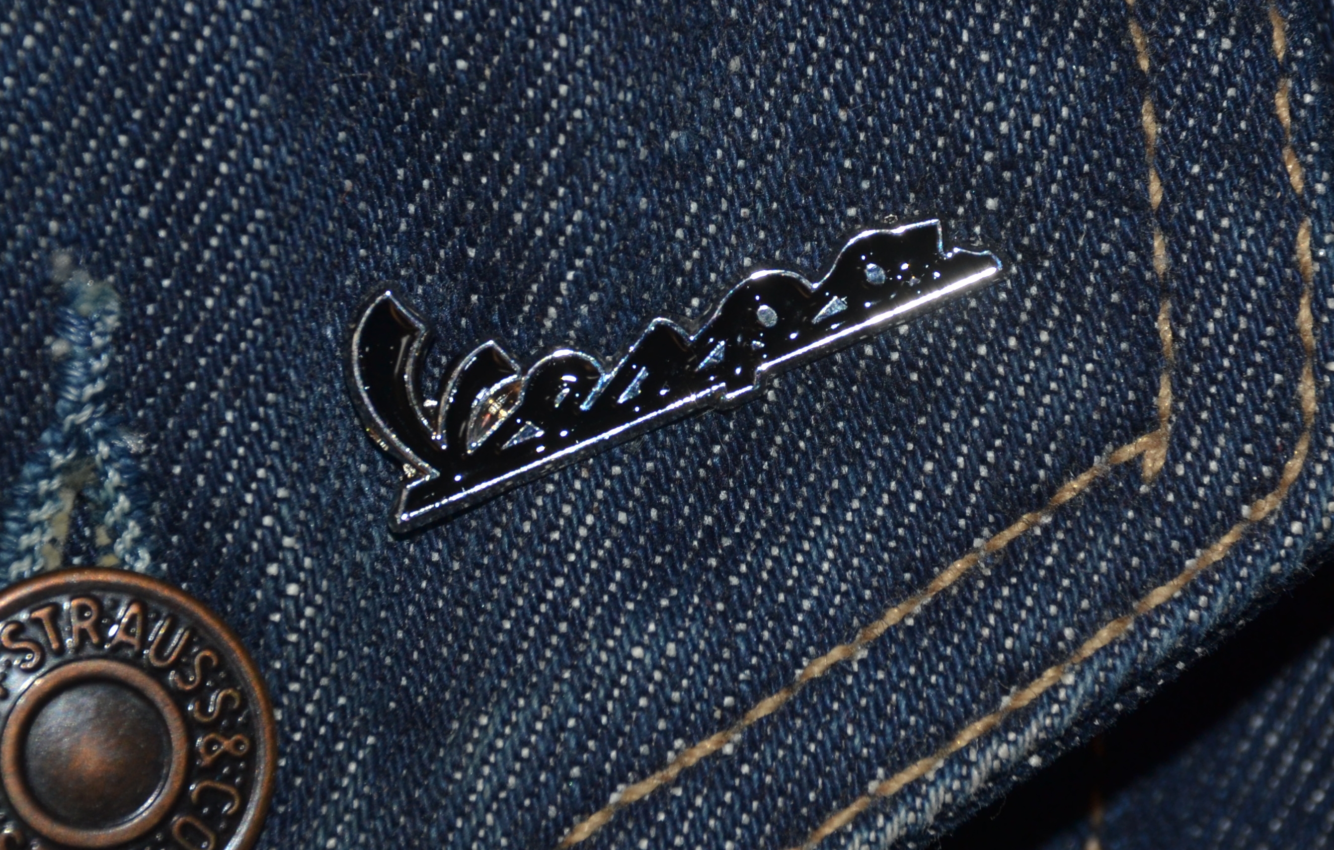 Vespa Schriftzug Classic Pin